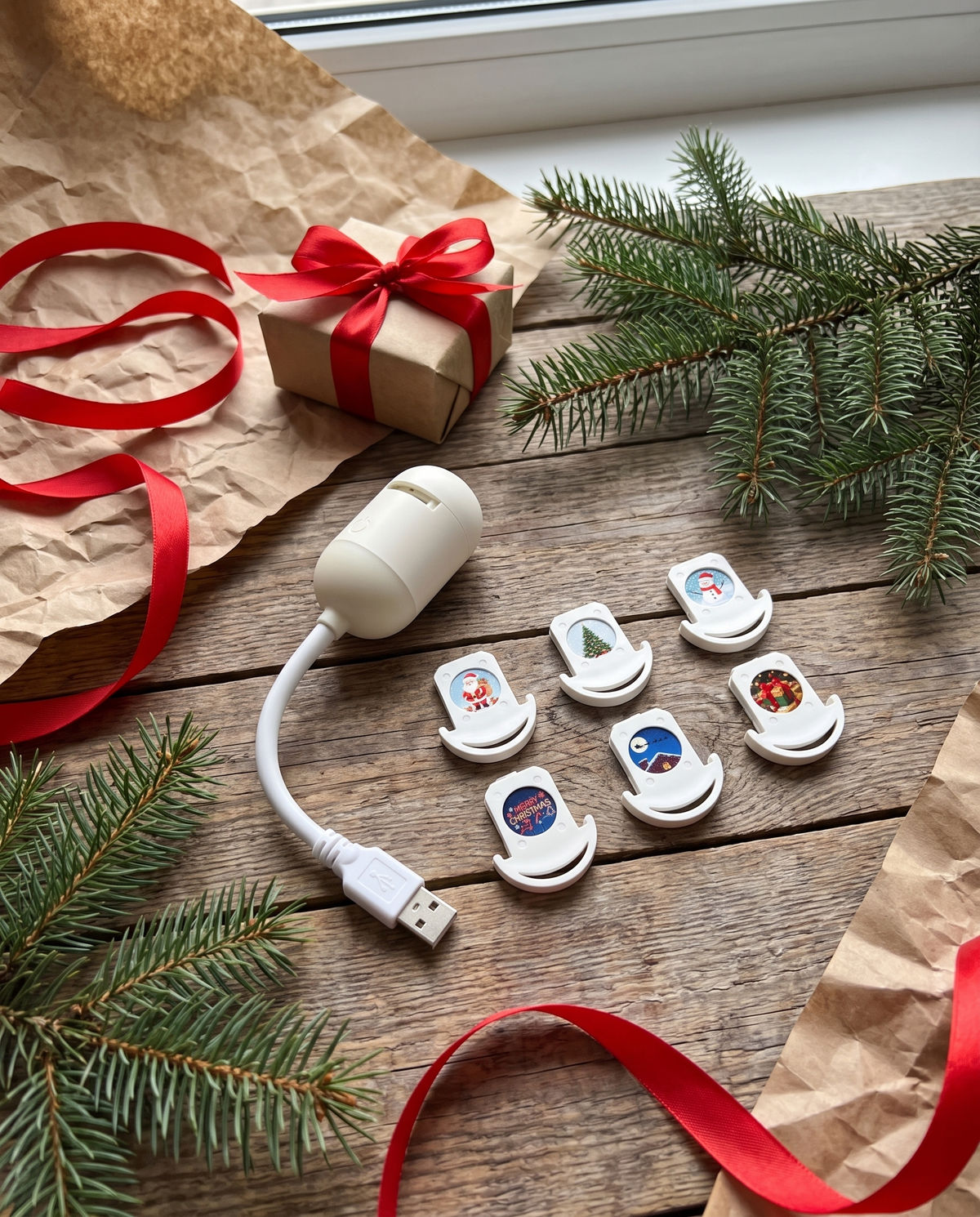 Le projecteur USB et ses cartouches de Noël : Père Noël, sapin, bonhomme de neige, renne