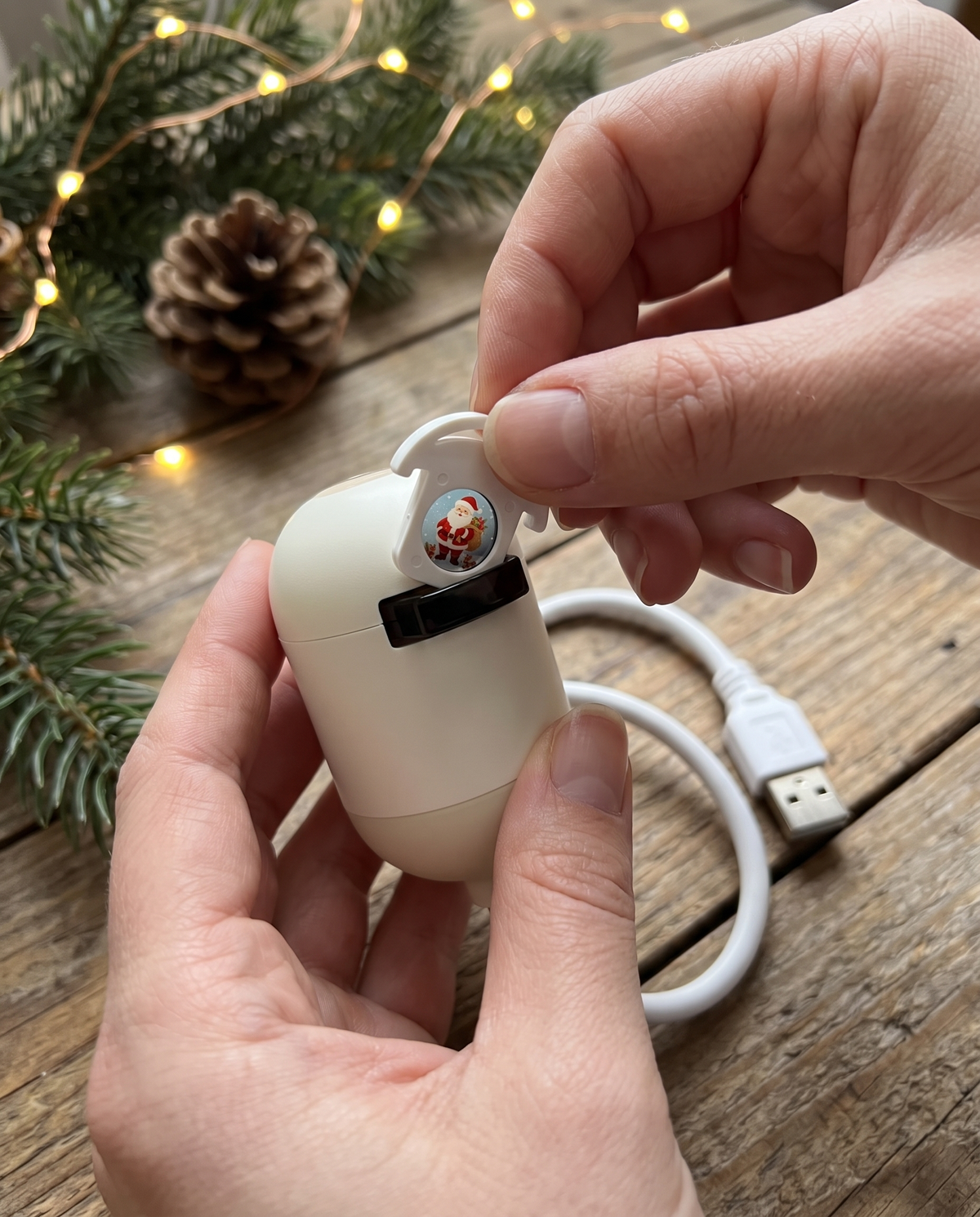 On glisse une cartouche Père Noël dans la fente du projecteur